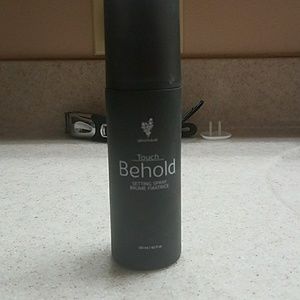 Younique setting spray